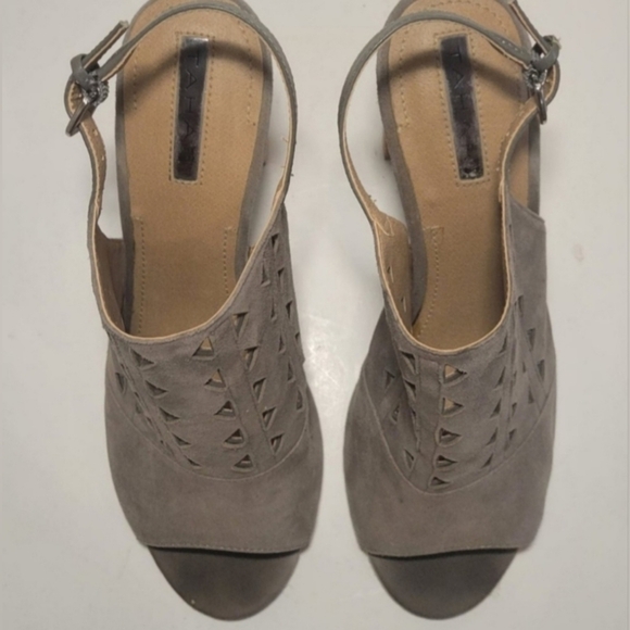 TAHARI SZ 9 Taupe 4" Block Heel Suede Cutout Detailing Open Toe Buckle Slingback - Picture 7 of 12